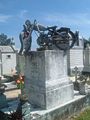 Motocicleta encima de un sepulcro.