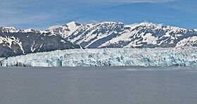 Mount Foresta při pohledu z Disenchantment Bay s Hubbardovým ledovcem