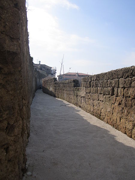 File:Mura antiche di Aversa.JPG