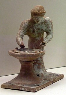 NAMA Figurine pétrissante 1.jpg