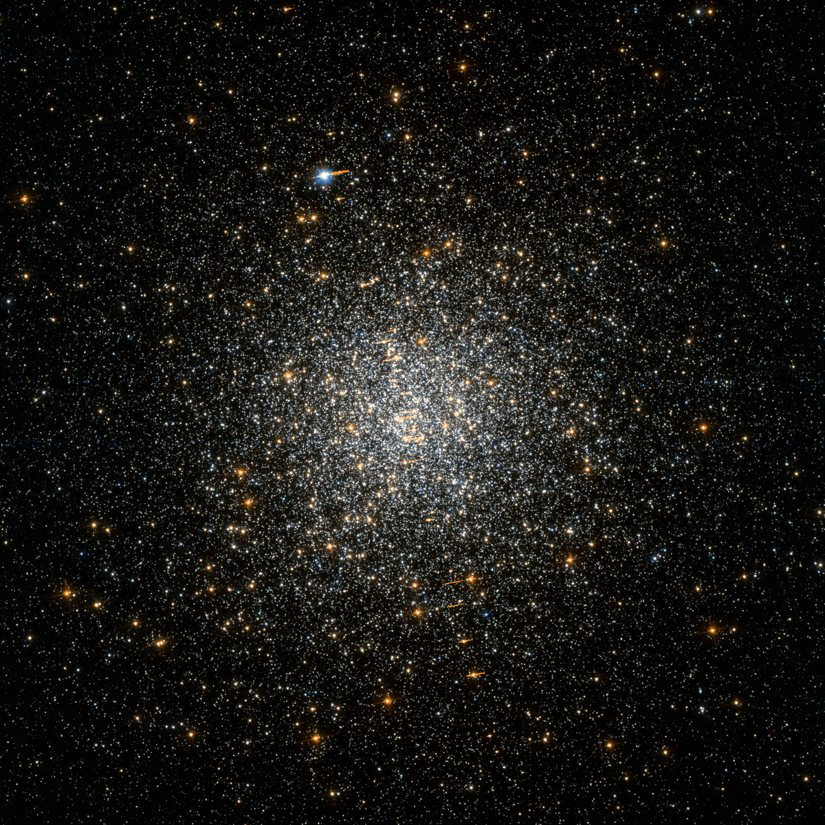Hochaufgelöste Aufnahme des Kugelsternhaufens NGC 5286, erstellt mithilfe des Hubble-Weltraumteleskops.