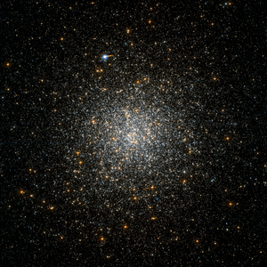 Hochaufgelöste Aufnahme des Kugelsternhaufens NGC 5286, erstellt mithilfe des Hubble-Weltraumteleskops.