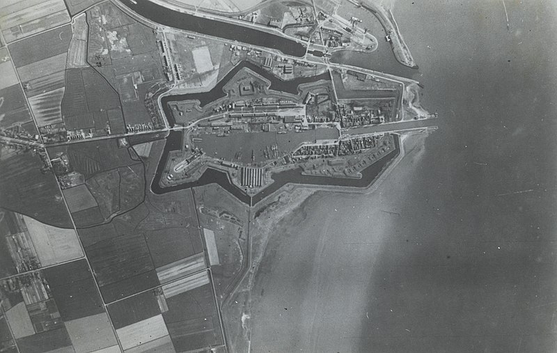 File:NIMH - 2155 008571 - Aerial photograph of Hellevoetsluis, The Netherlands.jpg