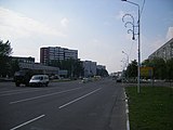 Navapolatskin pääkatua. Vasemmalla elokuvateatteri Minsk.