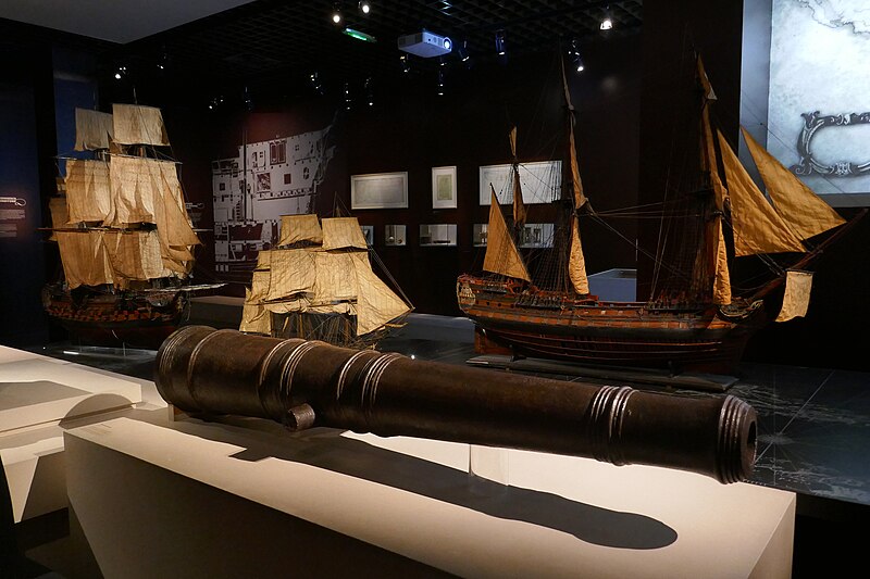 File:Navires et canons-Musée d'Aquitaine.jpg