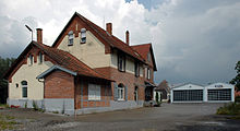 Ensemble am ehemaligen Bahnhof in Neuenstadt: rechts das Depot der WEG-KVG (Juli 2008)