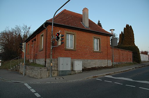 Neuer juedischer friedhof rothenburg ob der tauber taharahaus im halbprofil