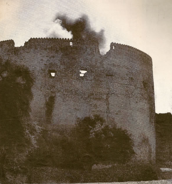 Nizwa Fort in the interior of Oman attacked by British RAF fighter jets during Jebel Akhdar War.png