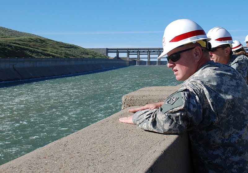 File:Northwestern Division Commander visits Fort Peck - US Army Corps of Engineers Omaha District - 2011-06-04.jpg