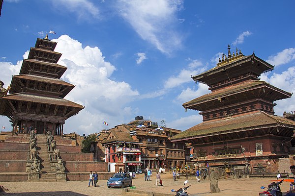 Tamārhi, the main square of Bhaktapur which contains the Nyatapola.