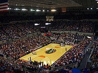 Interior de la arena durante la disputa de un partido delos Gators de baloncesto