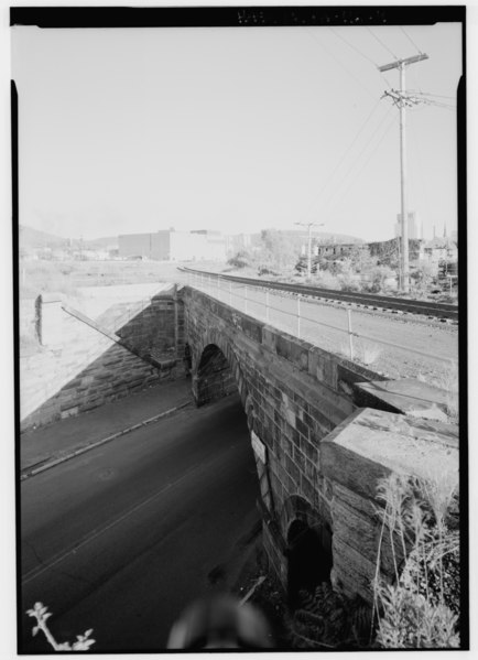 File:OBLIQUE VIEW AT TRACK LEVEL, SHOWING NORTH FACE OF BRIDGE, LOOKING EAST. - Philadelphia and Reading Railroad, Skew Arch Bridge, North Sixth Street at Woodward Street, Reading, HAER PA,6-READ,13-4.tif