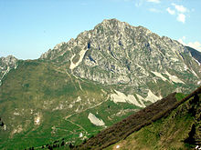 Der Gipfel von Süden, die westliche Aufstiegsroute ist sichtbar