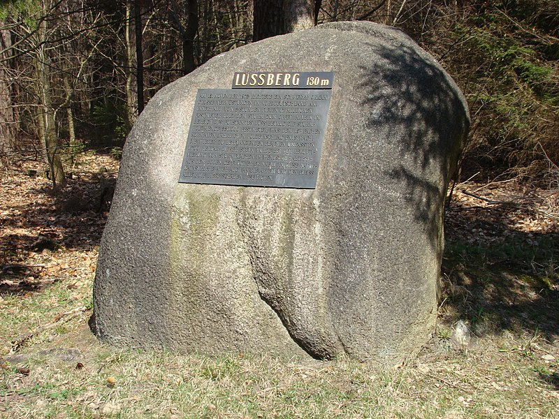 File:OrkanGedenkstein Lüssberg.JPG