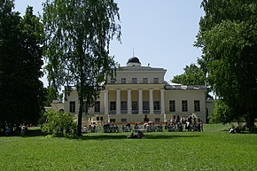 Дом усадьбы Овстуг, воссозданный в 1986 г. по проекту В. Н. Городкова