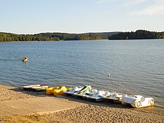 Pédalos sur la base nautique du lac des Settons