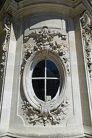 Oculus på fasaden till Ludvig XV:s paviljong i Parc de Bagatelle.