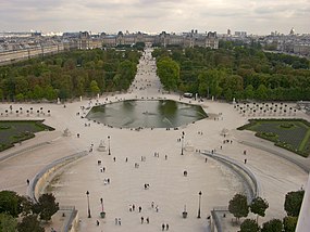 Paris Tuilerie un bassin et le Louvre.jpg