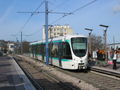 Tramwaj typu Alstom Citadis 302 na linii T2 na przystanku Les-Moulineaux w okolicach Paryża