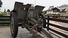 峠に展示されているイタリア軍の75mmカノン砲Da 75/27 modello11。