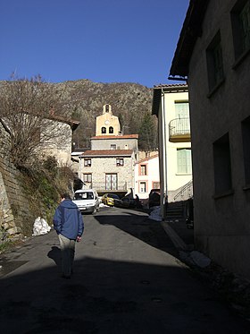 Vista de una calle de Py.  El campanario de la iglesia se ve al fondo.