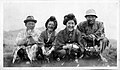 Japansk familie med ei enkel piknikkorg i 1915.