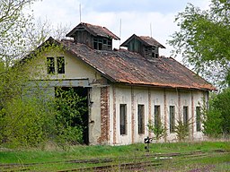 Zchátralá budova výtopny v koncové stanici tratě v Plaveckém Mikuláši