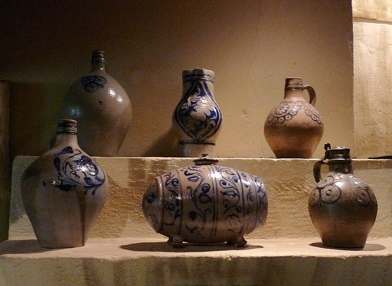 File:Poterie en grès-Musée alsacien.jpg