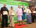 Sirindhorn poserer med family farmers fra Kina, Indien, New Zealand, Burma og Thailand, 2014