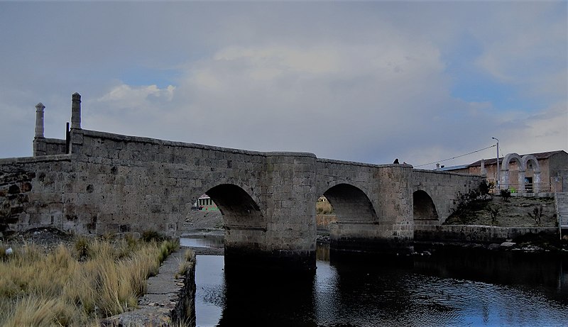 File:Puente colonial de Lampa.jpg