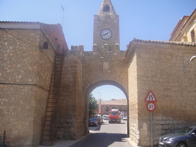 Archivo:Puerta del reloj de Villabrágima--2.JPG