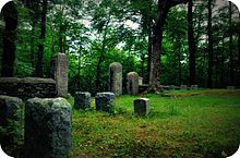 Quaker Cemetery (Өрмекші қақпасы) Лестер MA.jpg