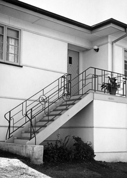 File:Queensland State Archives 1549 House at Emma Street Holland Park c 1950.png