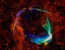 Tässä kuvassa on yhdistetty NASA:n Spitzer -avaruusteleskoopin ja WISE:n infrapunakuvat, sekä Chandra-avaruusteleskoopin ja ESAn XMM-Newton röntgensatelliitin kuvat.