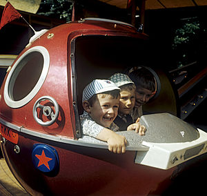 English: Children during amusement ride Русский: Дети на аттракционе