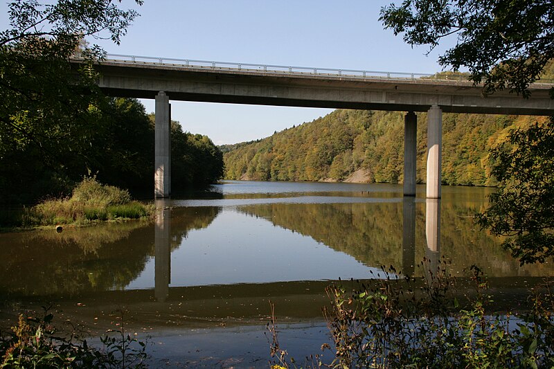 File:Reichshof - Stauweiher Bieberstein 01 ies.jpg