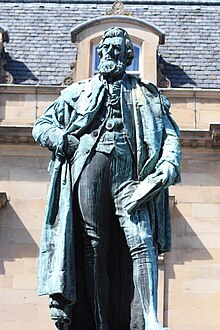 Rhind%27s_statue_of_Wm_Chambers_on_Chambers_St_Edinburgh.JPG