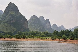 Fénykép a hegyekről a kínai Guilin város közelében, Kashyyyk landformjait bemutatva.