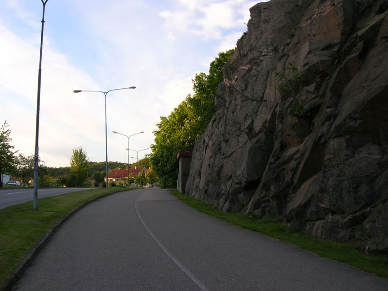 File:Road and mountain wall.JPG