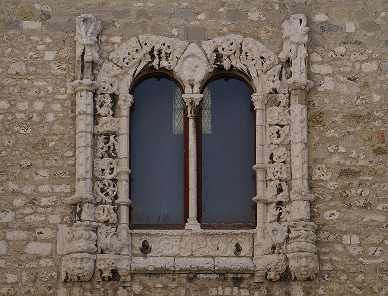 File:Ruínas do Carmo - janelas.jpg