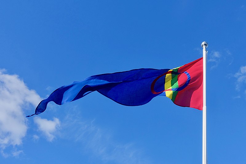 File:Sámi (Saami) flag, pennant of Sàpmi, blue sky. Sameflagg vimpel blå himmel. Harstad 2019-05-09 DSC01229.jpg