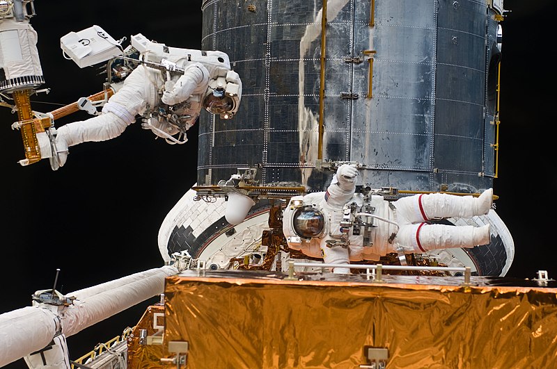 File:STS-125 MS5 Feustel and MS3 Grunsfeld during EVA3 (28075338192).jpg