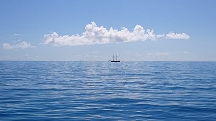 Вблизи горизонта. Рыбинское водохранилище. Море Горизонт. Линия горизонта на море. Вид с корабля на море.