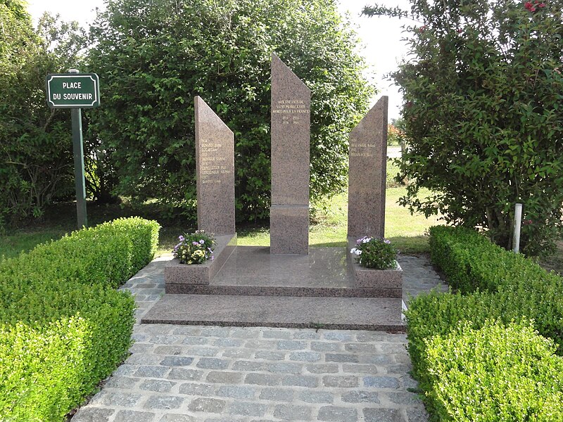 File:Saint-Pierre-Lavis (Seine-Mar.) monument aux morts, place du souvenir.jpg