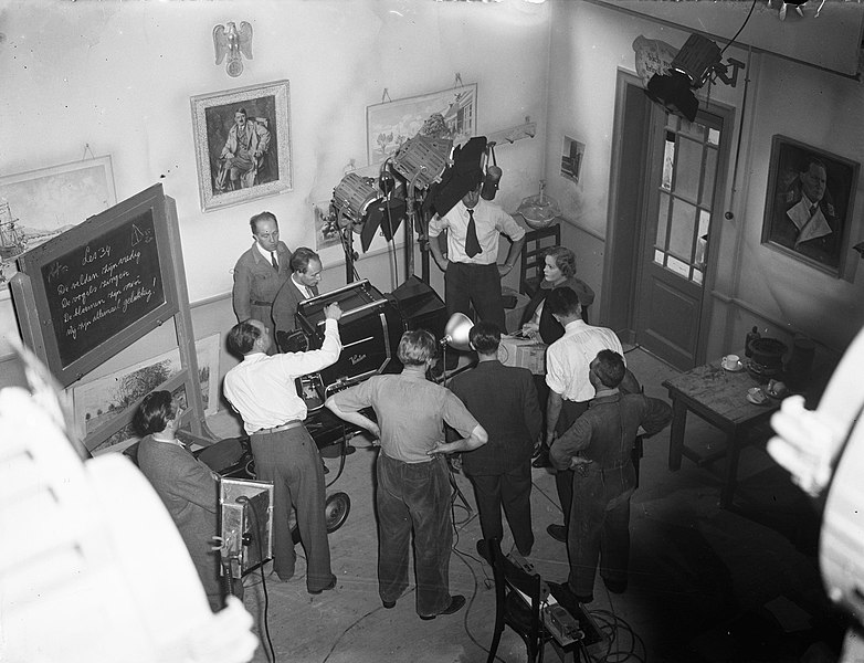 File:Scene tijdens het maken van Niet Tevergeefs Cinetone Studio's Duivendrecht. A, Bestanddeelnr 902-9353.jpg