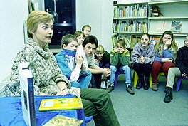 Lieneke Dijkzeul yn biblioteek IJmuiden, 1996