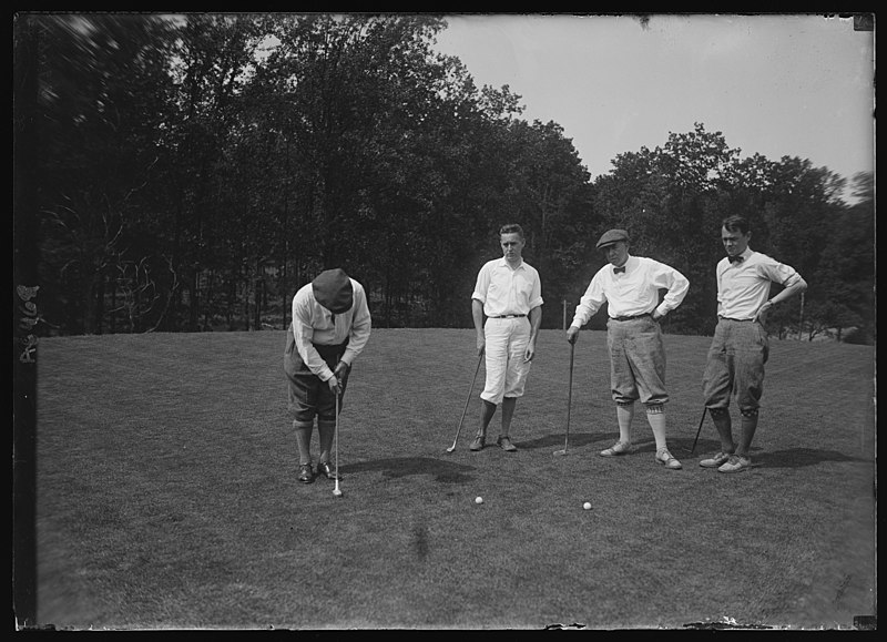 File:Secy. Wallace playing golf with three news-papermen LCCN2016887309.jpg