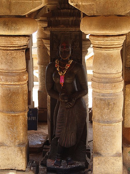 File:Shravanbelgola female sculpture garland.jpg