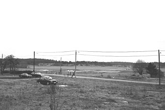 Fältet med sina start- och landningsbanor strax innan byggstart hösten 1981.