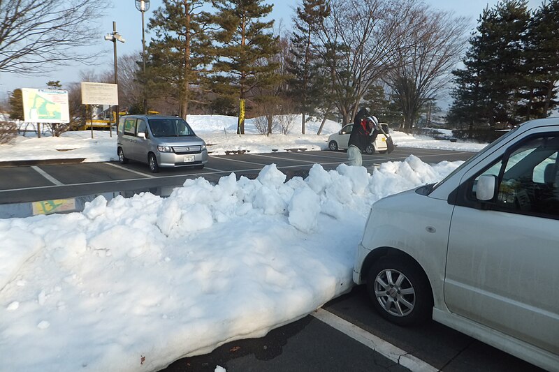 File:Snowfall of February 2014 in Nagano prefecture in Hachimanpara Historic Park State that the snow removal work in the parking lot.JPG